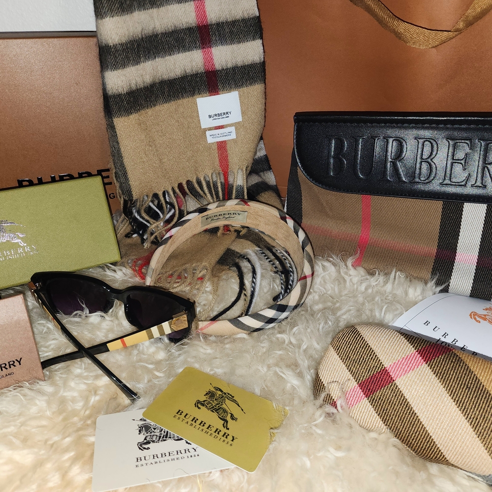 Lot - Burberry Black and Tan